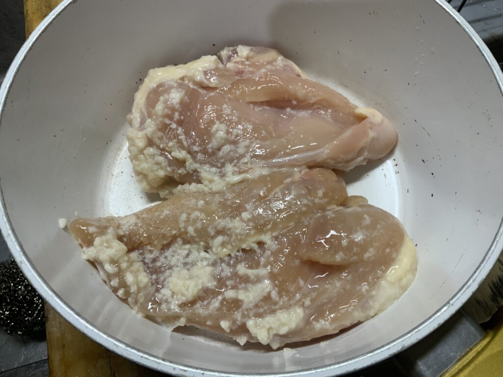 塩麹で漬けた胸肉を鍋に入れる